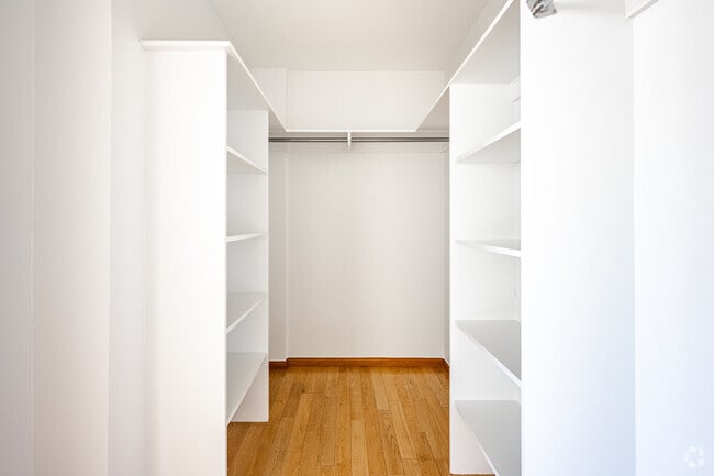 1BR, 1BA - 945SF - CLOSET - Spring Arcade Building