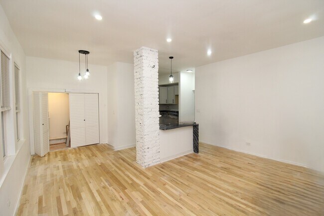Foto del edificio - 2470 N Clybourn Ave