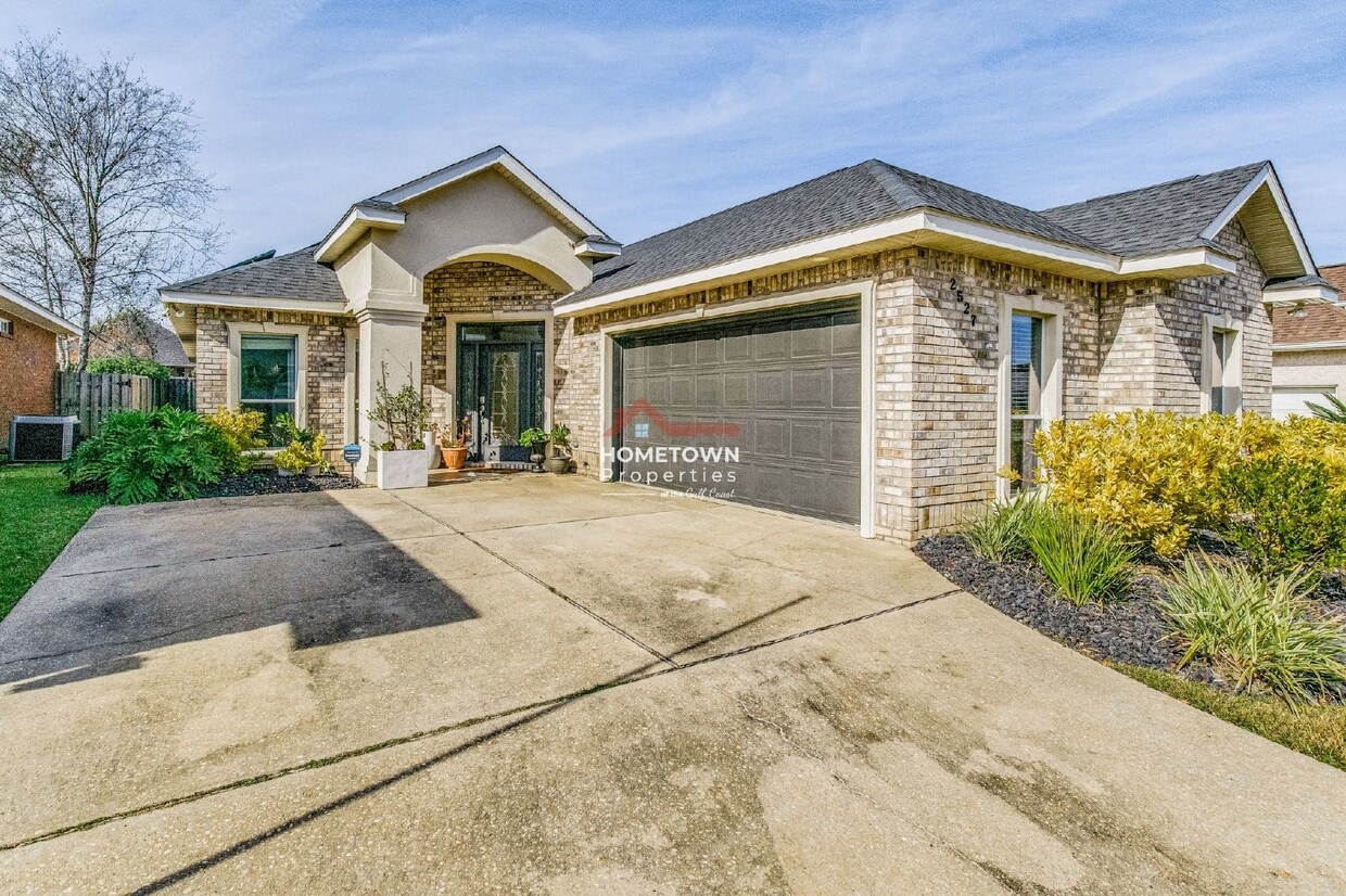 Foto principal - Amazing 3 Bed, 2 Bath Home with Granite Co...