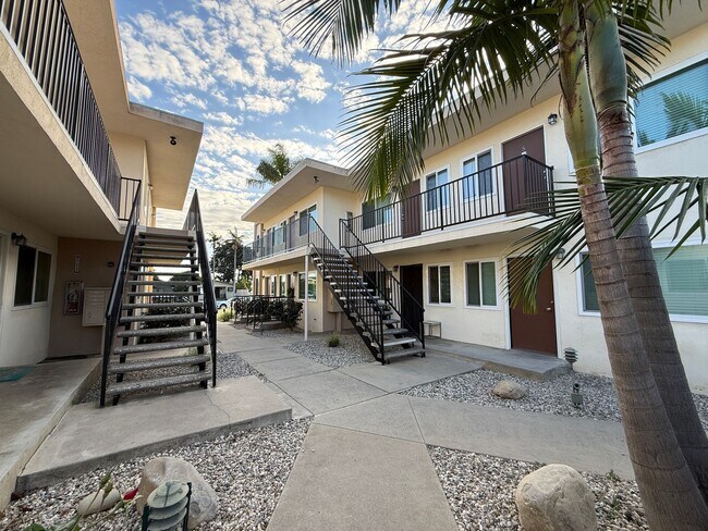 Foto del edificio - Downtown Ventura Upstairs One Bedroom Apartment