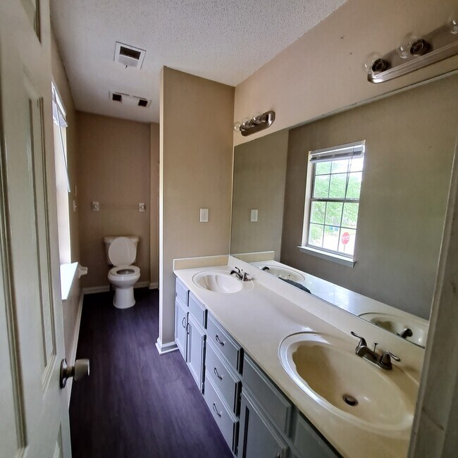 Building Photo - 10101 Stephenson Ln