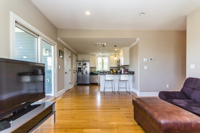 Building Photo - 44 Ellery St