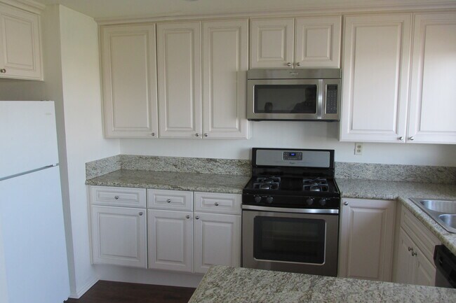 Building Photo - 3311 Los Prados St