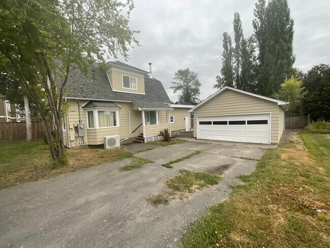 Foto del edificio - 3 Bed, 2 Bath Home with 2- Car Garage/Shop...