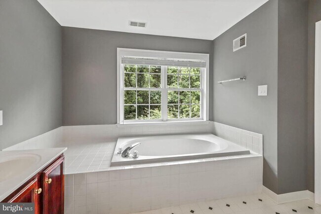 Foto del edificio - 6212 Lilac Bush Ln