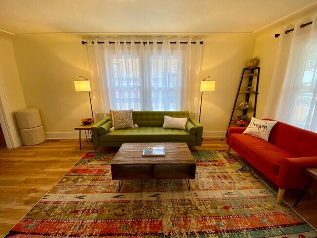 Foto del edificio - 3 Bedroom House Near UO Campus!! Ready for Fall 2026!