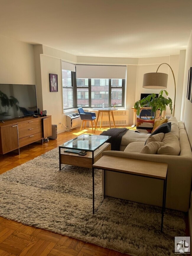 Building Photo - Corner 1-Bedroom with Stunning Views | 17t...