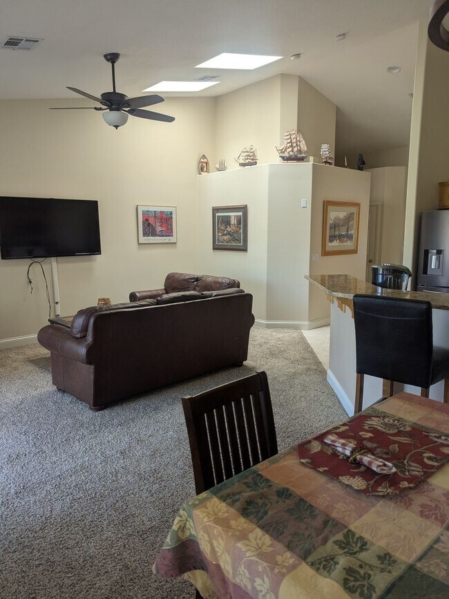 Foto del edificio - Furnished 3-Bedroom Townhome with Stunning...