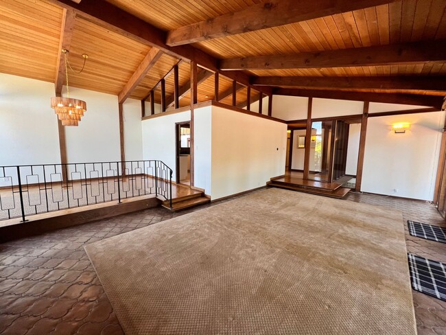 Foto del edificio - SPACIOUS FOUR BEDROOM TWO AND HALF BATH CH...