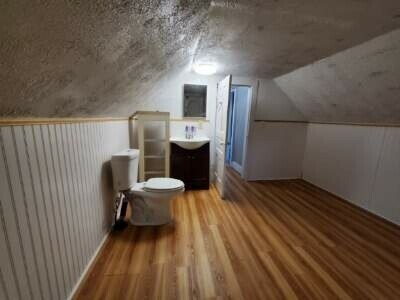 Cuarto de baño completo - 523 McCourtie St