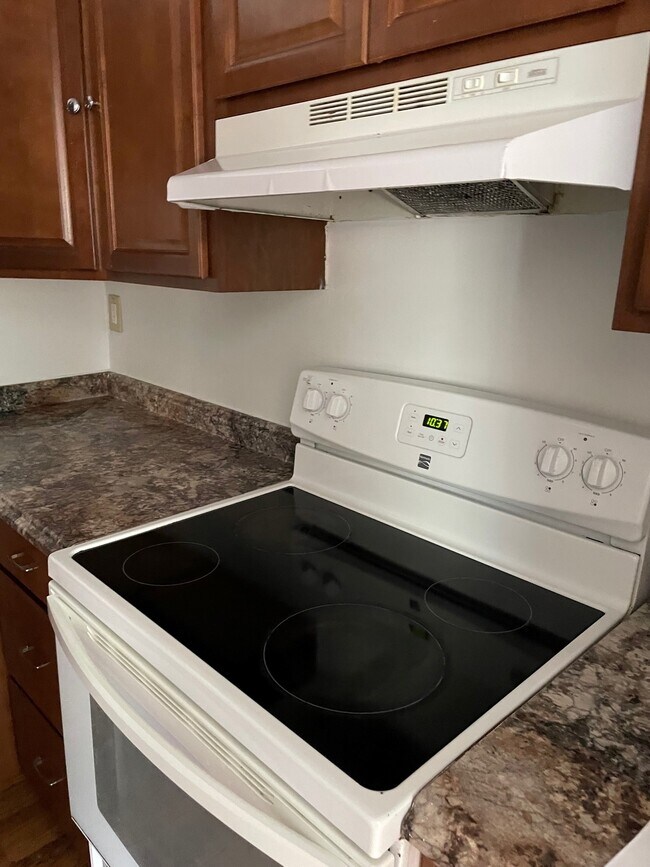 Building Photo - 813 Lindenwood Dr