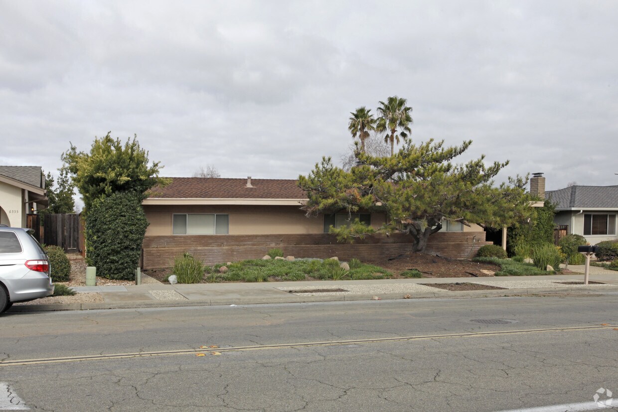 Foto del edificio - 6551-6553 Crown Blvd