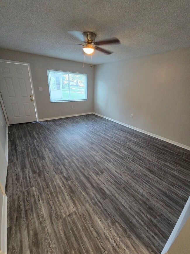 Foto del edificio - READY TO MOVE IN 2 BD/1 BA DUPLEX