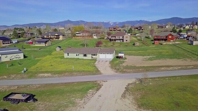 Foto del edificio - Beautiful 4 bed 2 bath on 1.37 acres in Co...