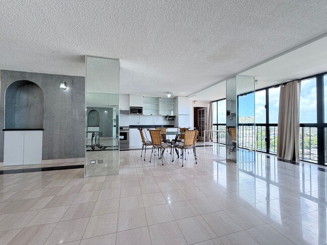 Building Photo - Kahala Towers 3BD/2BA Condo with 1 Parking – Available Now