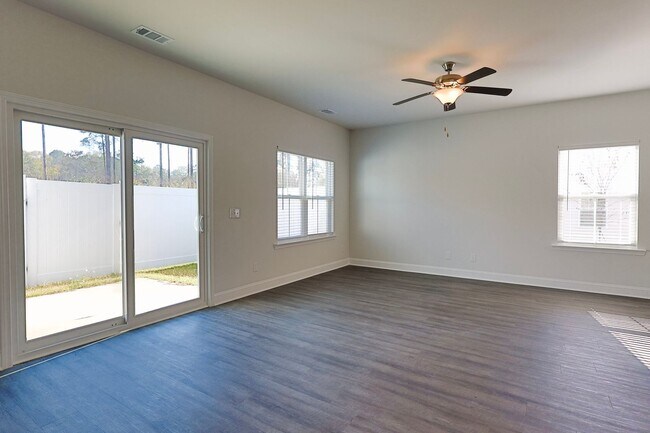 Foto del edificio - 548 Gov Treutlen Cir