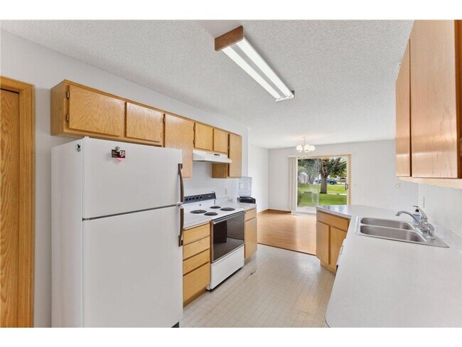 Foto del edificio - 2 Bed + Loft End Unit Townhome- Available 6/1