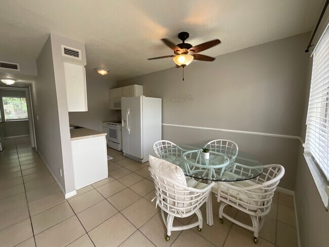 Dining area - 4625 Bayshore Dr