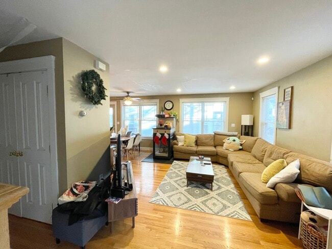 Building Photo - 23 Iroquois St