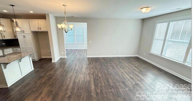 Building Photo - 3205 Shamrock Dr