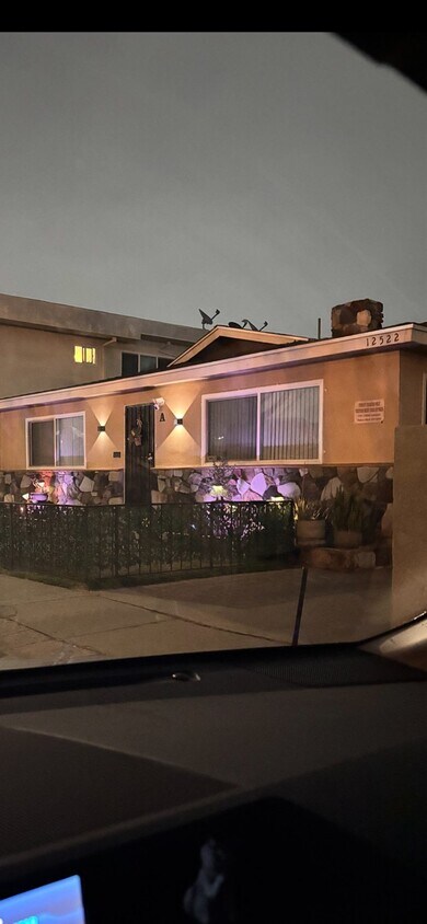 Foto del edificio - 12522 Doty Ave
