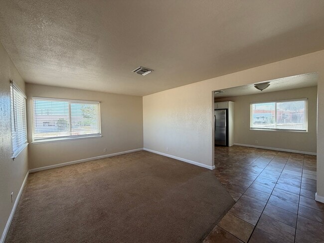 Foto del edificio - 3 Bedroom 2 Bathroom House with Central A/C , 2 Car Garage and Beautiful Backyard with Covered Patio