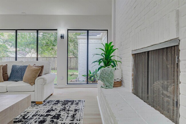 Foto del edificio - 10303 Chevy Chase Dr