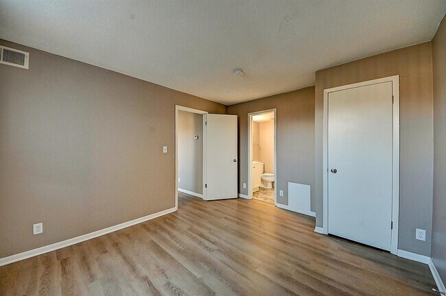 Building Photo - 1215 Oakland Rd NE