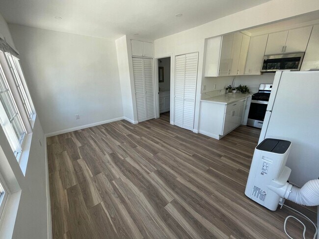 Foto del edificio - 2nd Floor Studio in the Heart of Highland Park