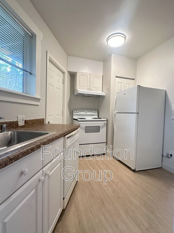 Building Photo - 842 Davis Pl S