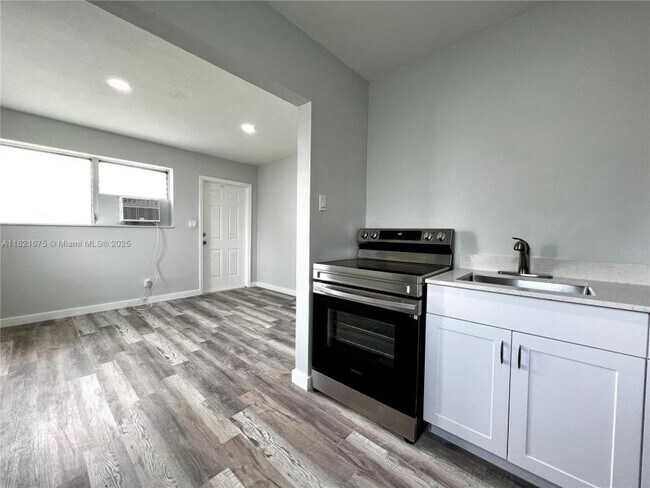 Building Photo - 2 bedroom in Hallandale FL 33009