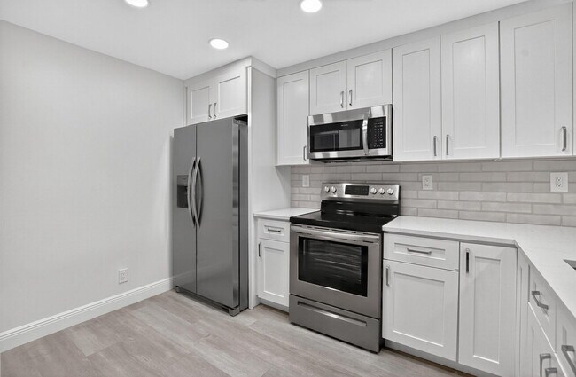 Building Photo - 4 Royal Palm Way