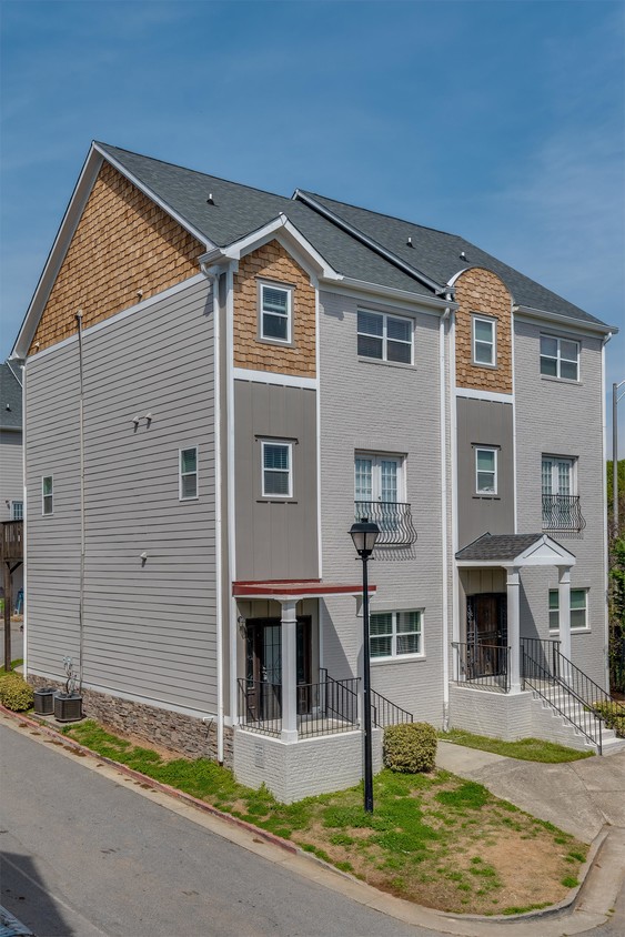 Primary Photo - 1560 Laurel Park Pl SW