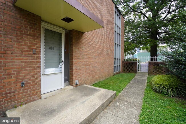 Building Photo - 901 Wesley Pl SW