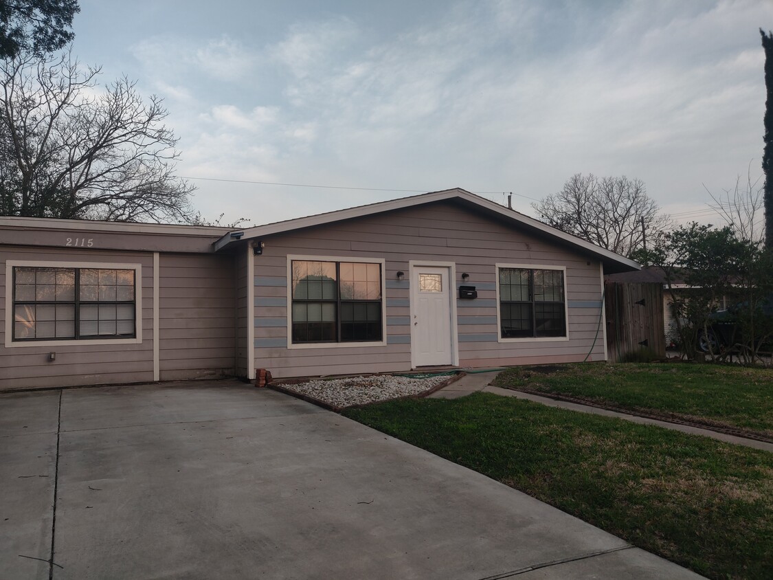 Front Entrance - 2115 Raspberry Ln