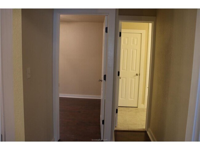 Building Photo - 1417 Oakwood St