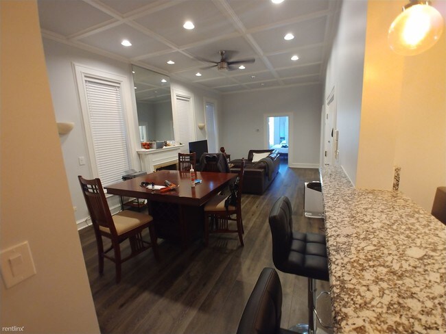 Building Photo - 347 W Dickens Ave
