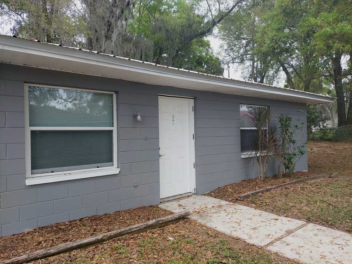 Primary Photo - Cute 2 Bedroom, 1 Bathroom Duplex in North...