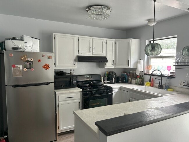 Kitchen. Dishwasher included - 672 Chester Ave
