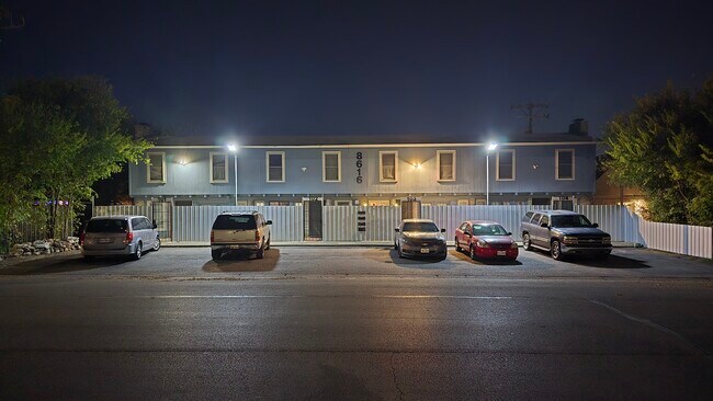 Foto del edificio - 8616 Putnam Dr