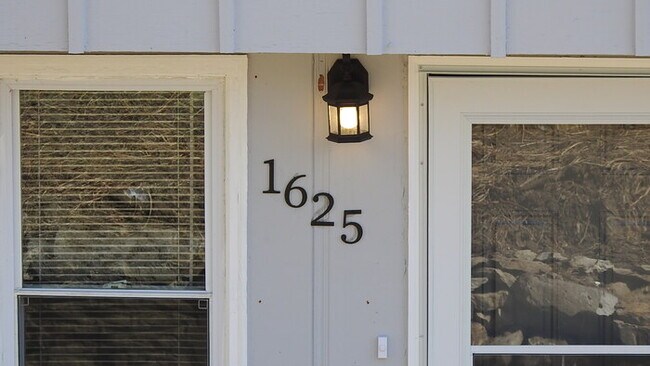 Foto del edificio - Cozy 3 bedrooms and 2 full baths home located on Holt Lane in Kansas City, KS