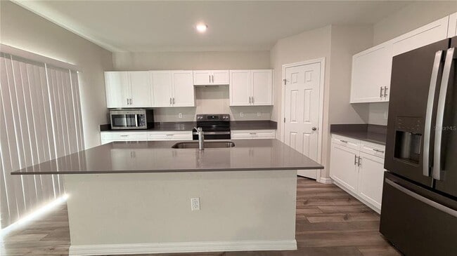 Foto del edificio - 1572 Ellesmere Ave