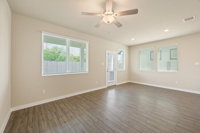 Foto del edificio - 3115 Skyrock Dr