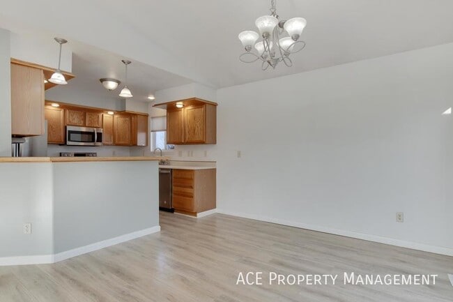 Building Photo - 240 Grandeur Ln