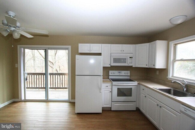 Building Photo - 160 Greenwood Rd