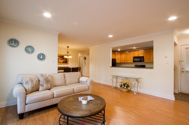 Foto del edificio - 120 Lexington Ct