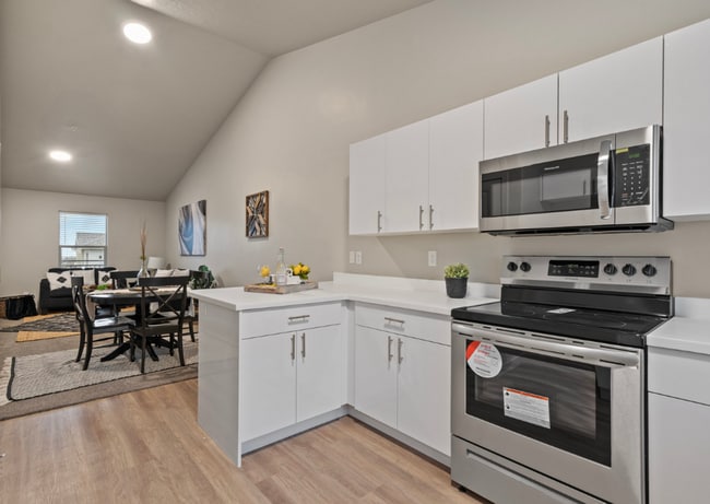 Building Photo - Fantastic Top floor unit.