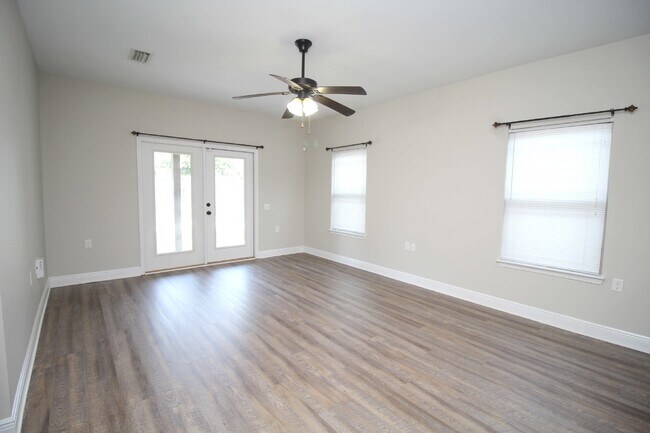Foto del edificio - Beautiful 3BR/2BA Brick Home with Granite Kitchen, Covered Patio, Fire Pit & 2-Car Garage Near I-10