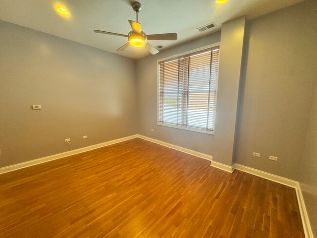 Foto del edificio - 4814 N Damen Ave