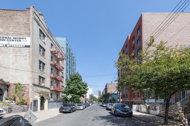 Building Photo - 2741 Creston Ave